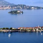 Isabella: Lakefront With Park View Balcony