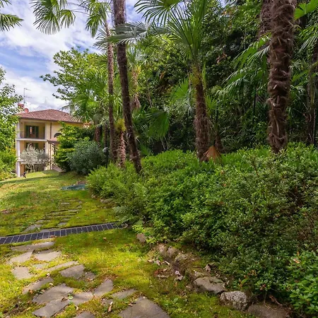 Lake View Ortensia Room With Balcony And Private Bathroom At Villa Isabella Stresa Retreat Ages 6 Plus