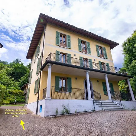 Isabella: Lakefront With Park View Balcony Guest house Stresa