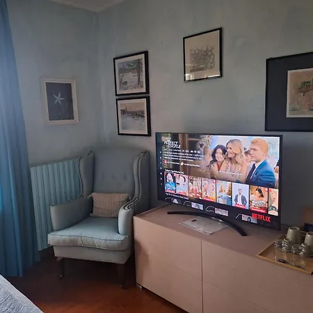 Isabella: Lakefront With Park View Balcony Guest house *