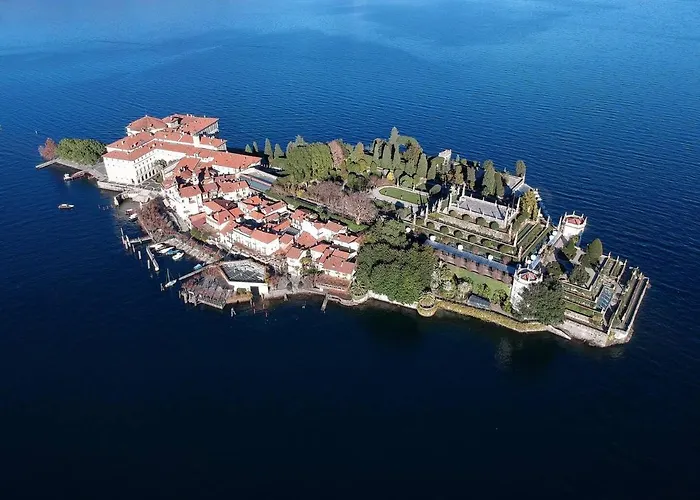 The Ortensia, Our With View, Spacious Park-facing Balcony And Private External Bathroom At The Isabella 3* 스트레사