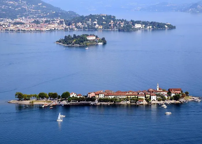 The Ortensia, Our With View, Spacious Park-facing Balcony And Private External Bathroom At The Isabella